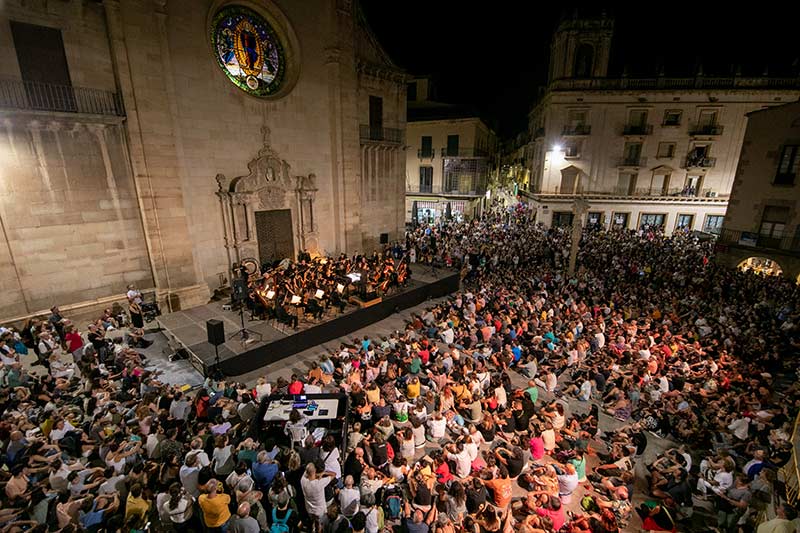 Tàrrega celebrates the public’s enthusiasm and professional turnout at the Fira. Photo by Artezblai.